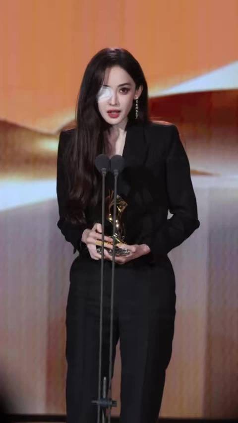 古力娜扎带伤出席活动状态佳