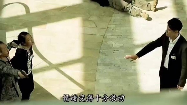 男子竹签穿透钢化玻璃击退劫匪救人质