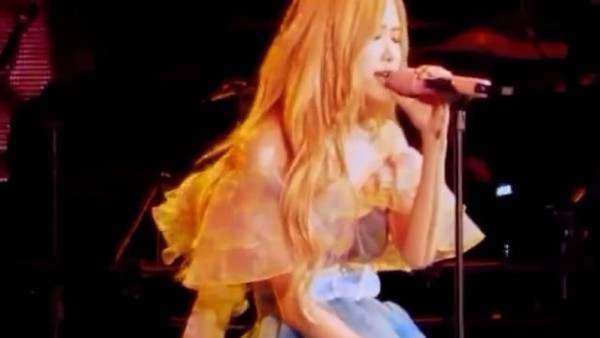 Rosé赤脚浅纱演唱惊艳全场