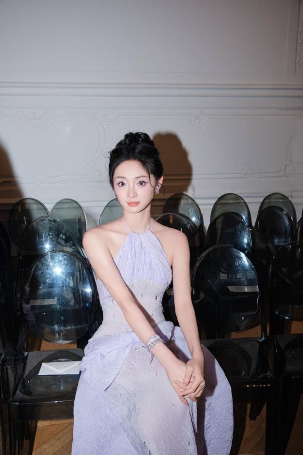 周洁琼的五官精致，美貌养眼。
