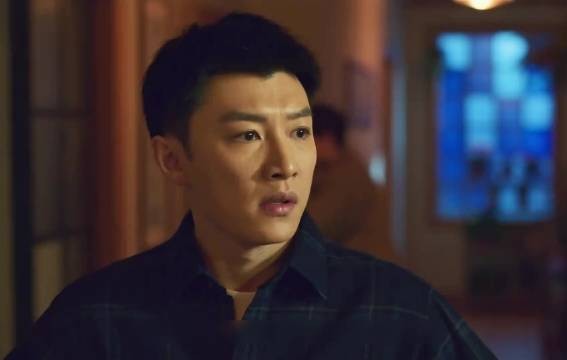 刑警队长回家时无意间发现,自己的父亲好像是警方正在寻找的毒枭