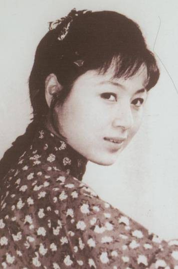 她是黄梅戏的一代宗师，历经2段婚姻收获幸福后，却在38岁自杀