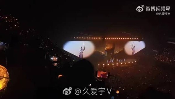 刘宇演唱会单手威亚腾空,金色金陵服飒爽如少侠