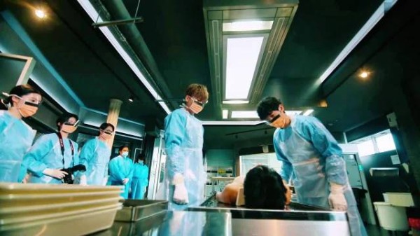 离谱到炸!无高楼无树木,男尸凭空高坠惨死