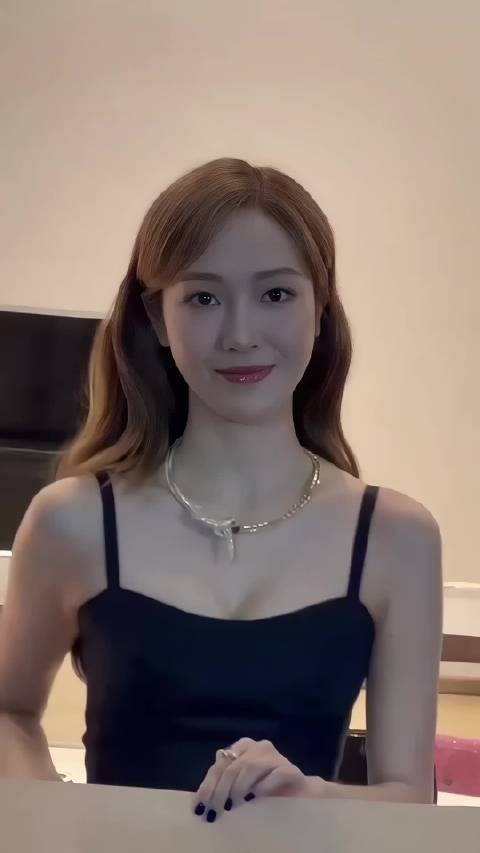郑秀妍澳门巴黎活动现场,毛毛好美