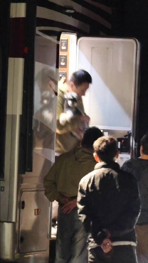 呆米上班第二天就开始陪着哥哥熬大夜了 小狗困困
