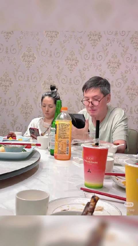 郭碧婷爸爸晒全家福向佐出镜向佐现身岳父评论区