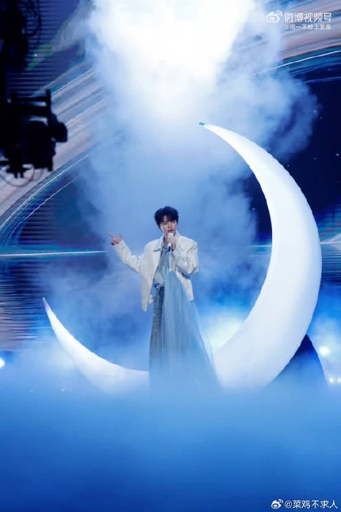 王俊凯白色话筒亮相你好星期六,首唱新曲Steal The Moon