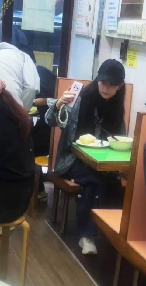 网友香港茶餐厅偶遇素颜刘亦菲