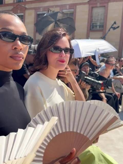 莫丽戈登和Rachel Sennott一红一黑在巴黎时装周观看Balenciaga时装秀