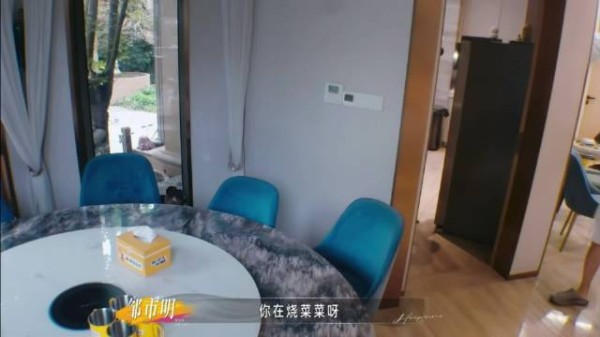 邹市明叫冉莹颖姐姐帮忙做饭,索吻互动力破离婚传闻