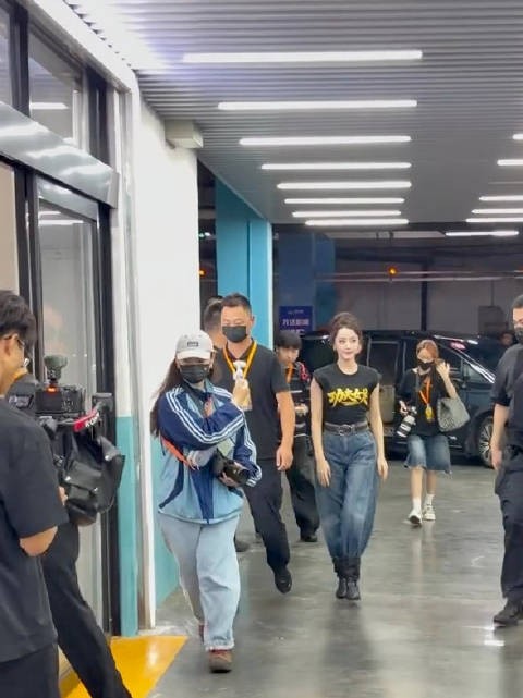 迪丽热巴来啦啦啦!线下路演状态,太棒了吧!功夫女足票房大卖!