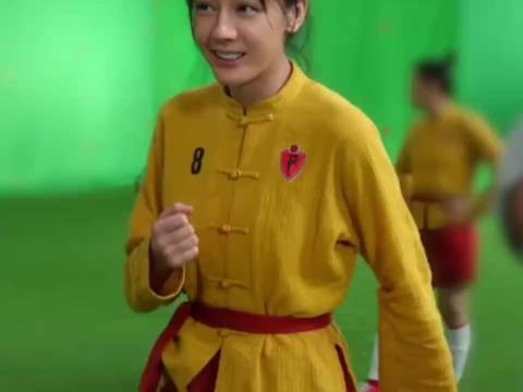 迪丽热巴路演以清纯造型亮相,穿黑色无袖T恤与粉丝互动