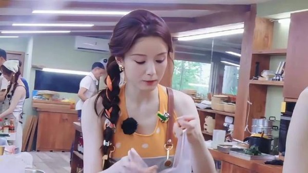 中餐厅风波再起!姜妍贡菜没熟惨遭报废,网友纷纷把矛头指向张雅琪