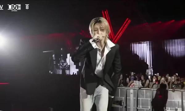 徐明浩音乐节目获赠黄玫瑰,与粉丝双向奔赴