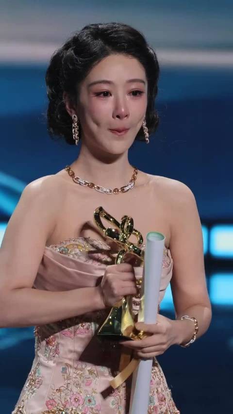 杨紫四提白玉兰终获奖,高原素颜拍戏展敬业精神