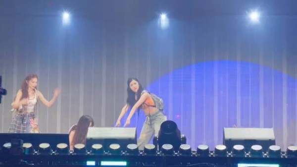 RED演唱会跳广播体操唱家有儿女引全场互动