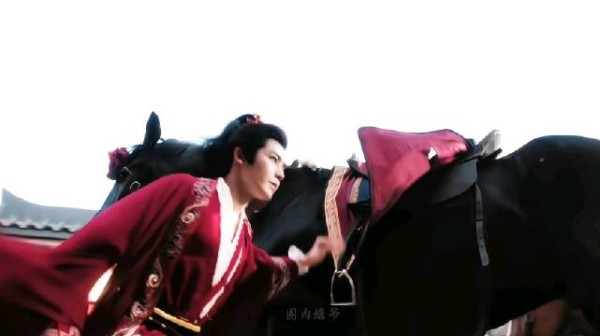 萧无衣开头这个挑眉和单手飞身上下马真的好绝!