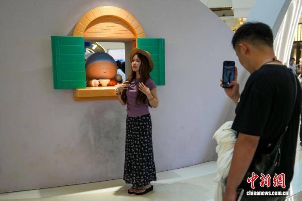 河南郑州:艺术展走进商场吸引民众参观