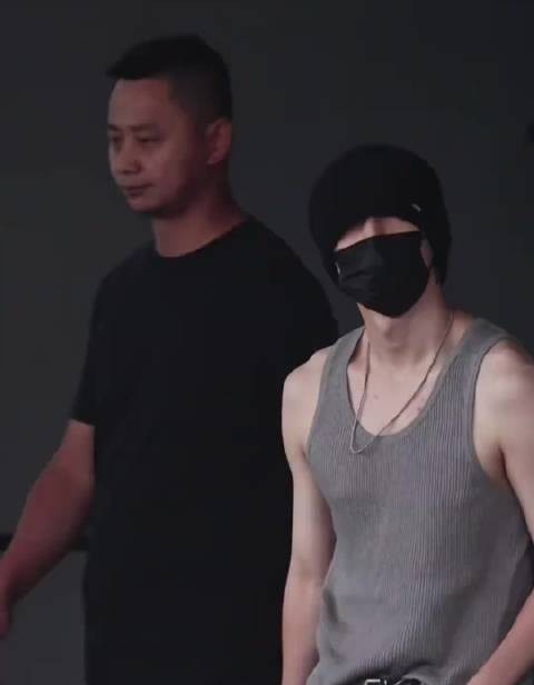 张艺兴长沙路演回应粉丝互动，详解经典饭撒手势