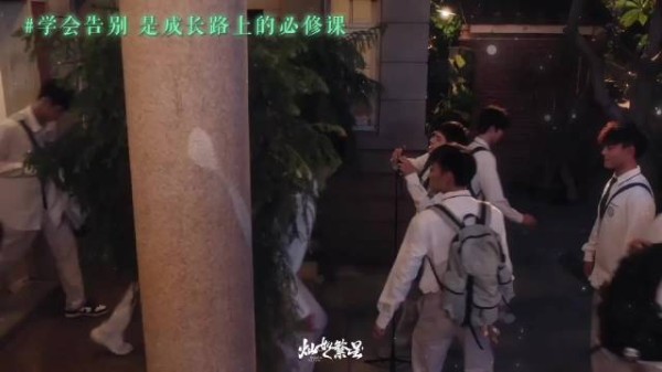 灿如繁星靠细节出彩,队长系鞋带全队陪跑打动观众