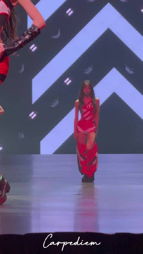 女孩同手同脚行走难自控,笑对尴尬瞬间