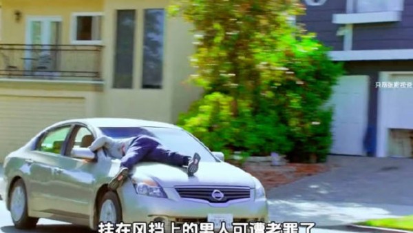 奇葩女人开车撞到人,任他在挡风玻璃里面倒插着