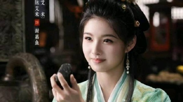 17岁就敢搭档侯明昊演女一号,这小姑娘凭什么?…