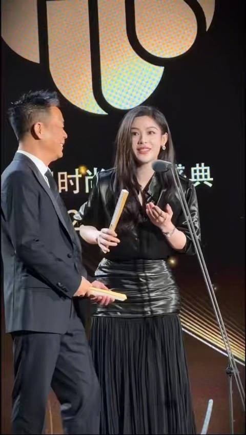 陈丽君扮小生孙浩挑战旦角pose