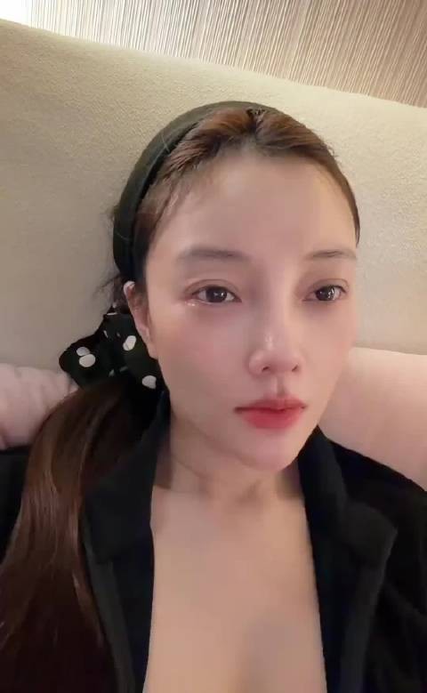 李小璐素颜回应网暴8年，称活着靠不去多想