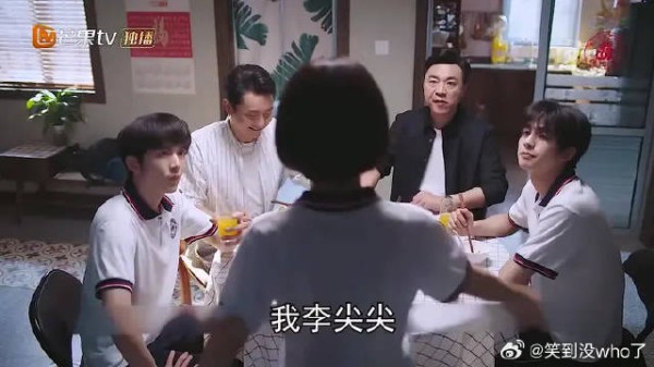 女孩第一次来例假竟然直接像爸爸哥哥们宣扬
