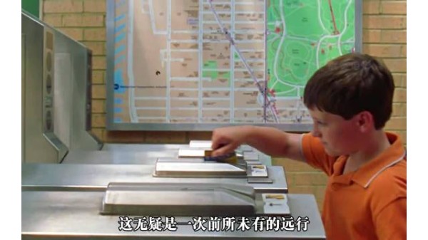 少年骑车绕远路只为与女孩多待片刻
