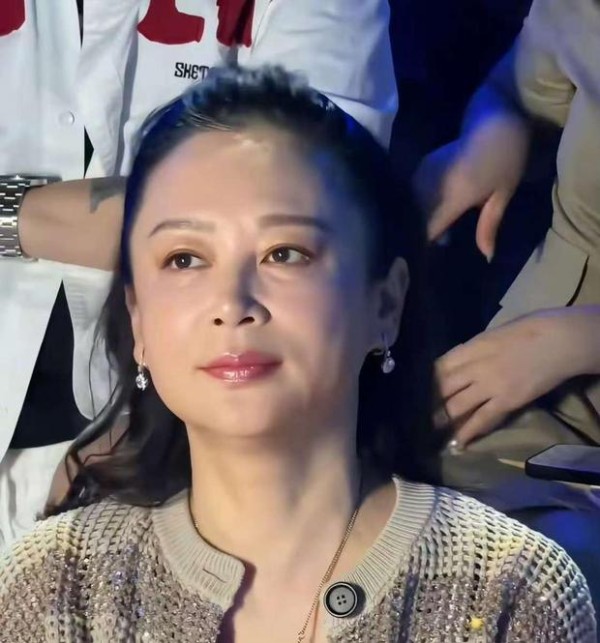 陈红温柔凝望。