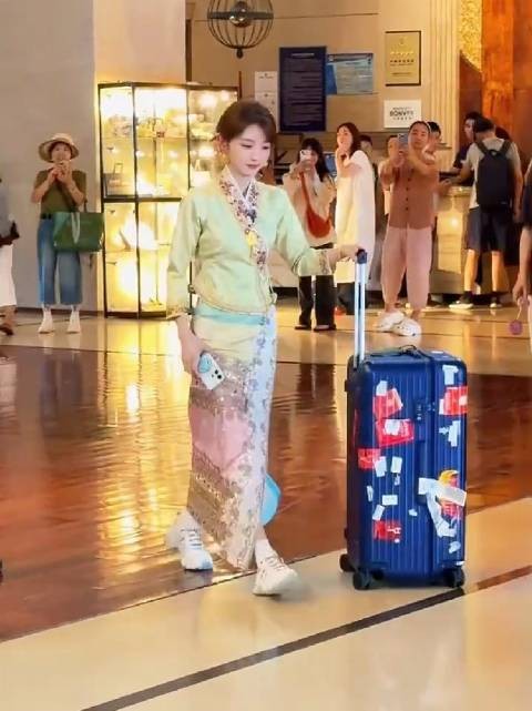 田曦薇傣装盘发造型亮相综艺,甜美元气尽显民族风韵