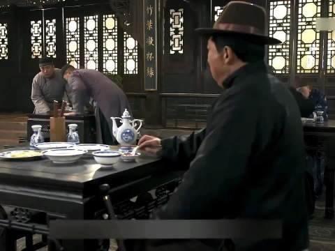 大帅去饭店吃饭忘带钱,被掌柜刁难后,伙计慧眼识人高情商化解