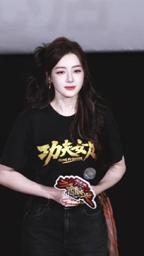 我去,迪丽热巴路演出场美我一大跳