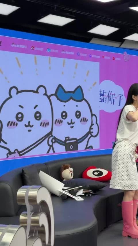 章若楠金靖扫楼双向奔赴,贴贴托脸拍照