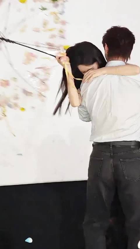 明星出席活动稍有不慎就会赔钱?孟子义裙子被勾,关晓彤无奈拍头 关晓彤