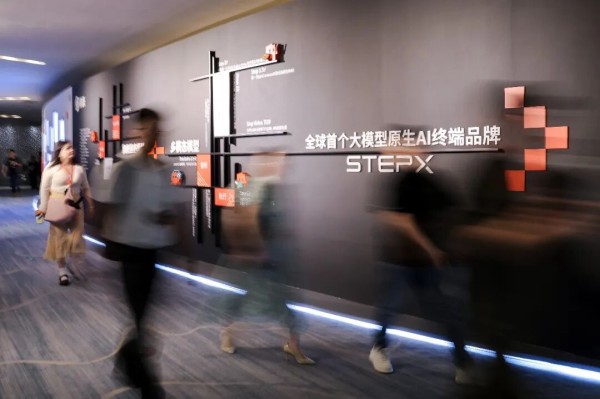 一家大模型公司,为什么要做终端?