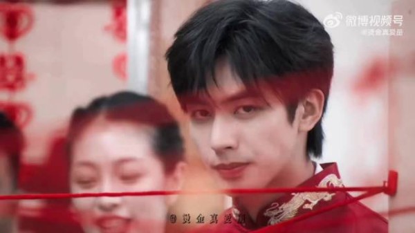 红线环绕,遥遥凝望,两人之间宿命纠缠的张力,被完美呈现出来,代入感超强