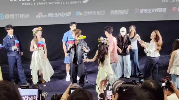 侯明昊艾米雀骨追剧团开唱，现场变身演唱会