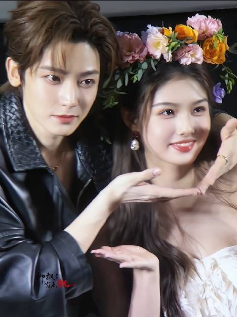 谁懂侯明昊艾米同框有多美~托脸美晕我了，艾米戴花环的少女