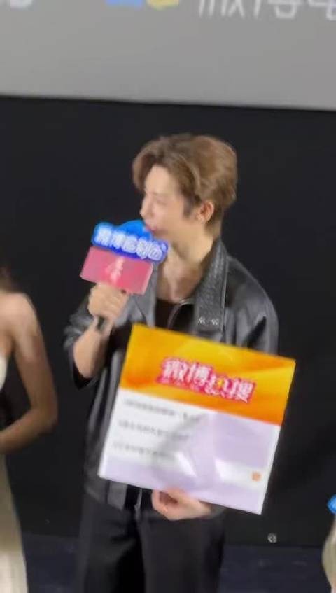 侯明昊问艾米脱不脱外套,追剧团互动带感