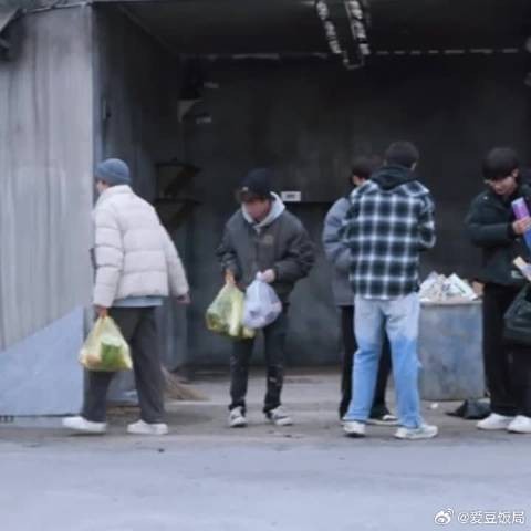 李昊指挥搬搬搬,赵一博陈少熙王一珩问搬哪个