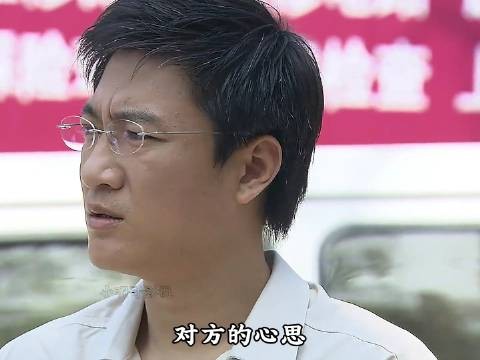 女孩吃完饭正准备结账走人没想到服务员接过钱的瞬间吓得扭头就跑