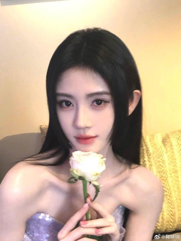 鞠婧祎好似小精灵。