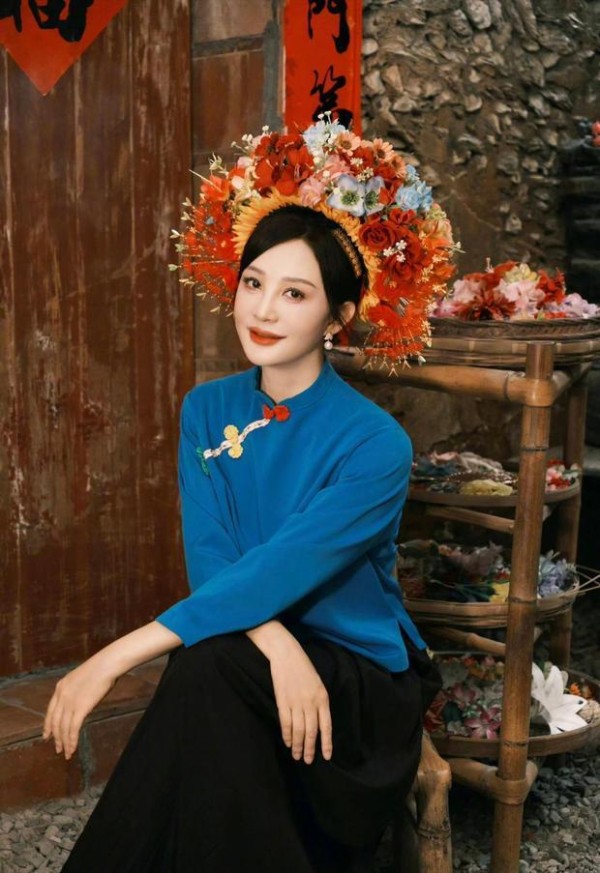 搜狐娱乐讯 近日,陶红体验泉州蟳埔女簪花造型的写真曝光,一身简约蓝色中式上衣搭配满头绚烂簪花,一颦一笑温婉雅致,烘托出独特浓郁的古韵风情。