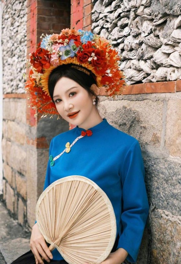 陶红静谧柔美。