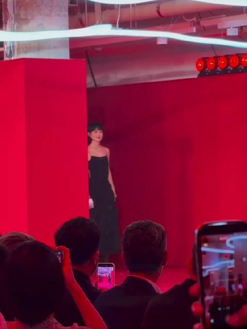赵丽颖短发减龄,肌肉线条甜酷美萌