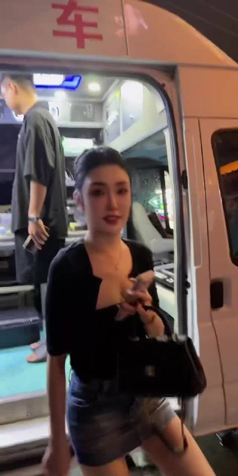 小丸子终于见到心目中的男神不见了! @大海网事 你往后稍一稍